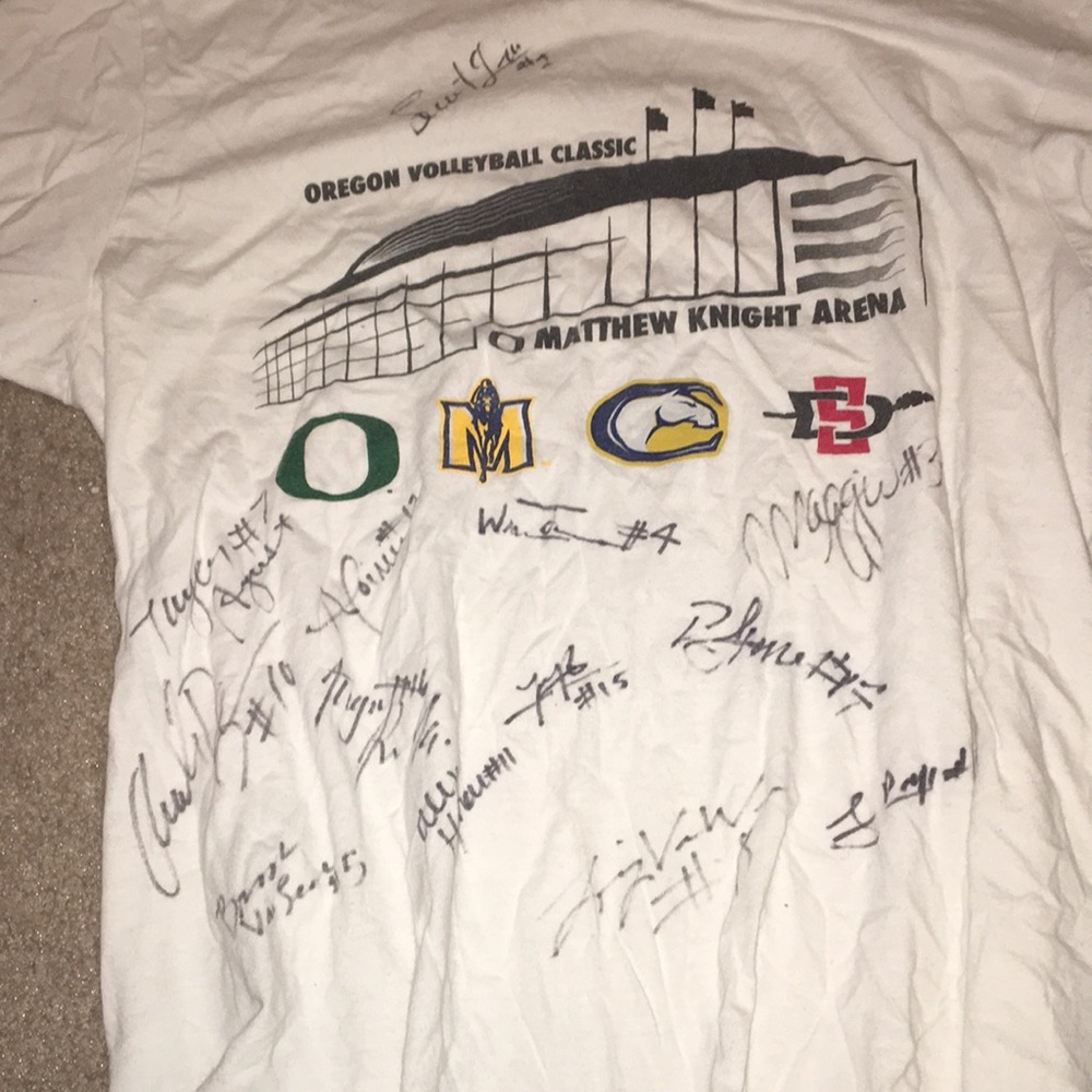 T shirt Oregon women’s volleyball signed small.